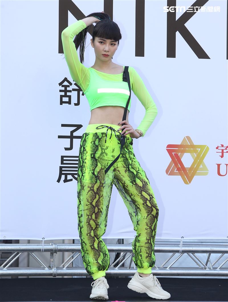 舒子晨首場EP簽唱會現場載歌載舞讓粉絲瘋狂。（記者邱榮吉/攝影）