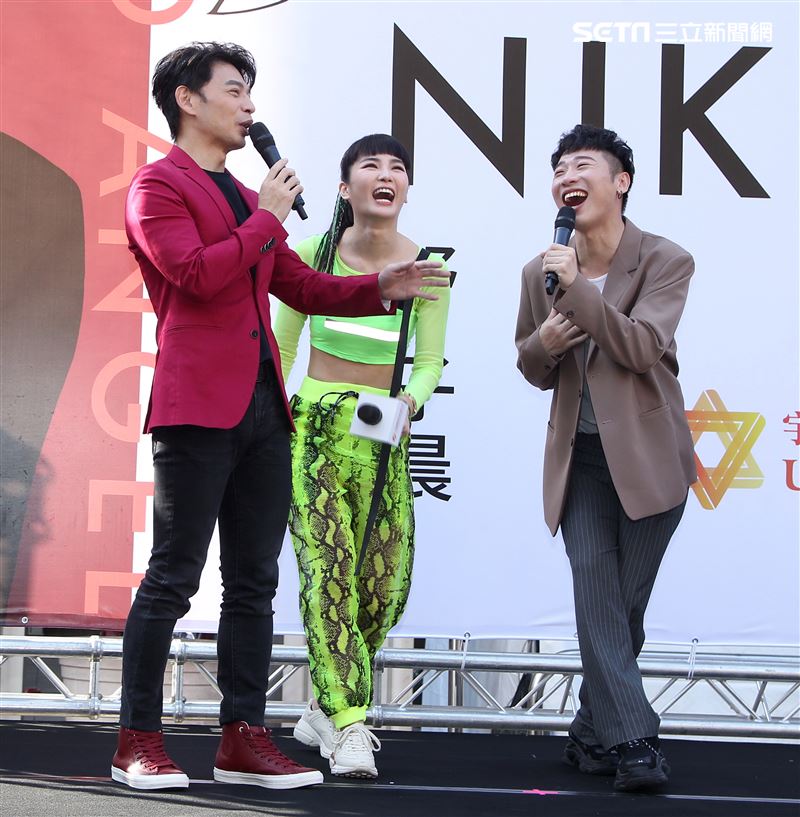舒子晨首場EP簽唱會阿KEN、小賴站台與舒子晨尬舞。（記者邱榮吉/攝影）