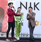 舒子晨首場EP簽唱會阿KEN、小賴站台與舒子晨尬舞。（記者邱榮吉/攝影）