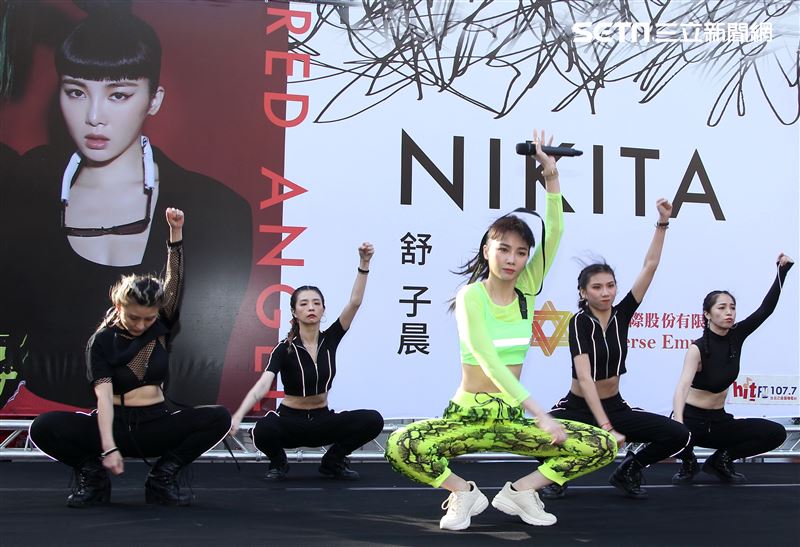 舒子晨首場EP簽唱會現場載歌載舞讓粉絲瘋狂。（記者邱榮吉/攝影）