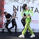 舒子晨首場EP簽唱會現場載歌載舞讓粉絲瘋狂。（記者邱榮吉/攝影）