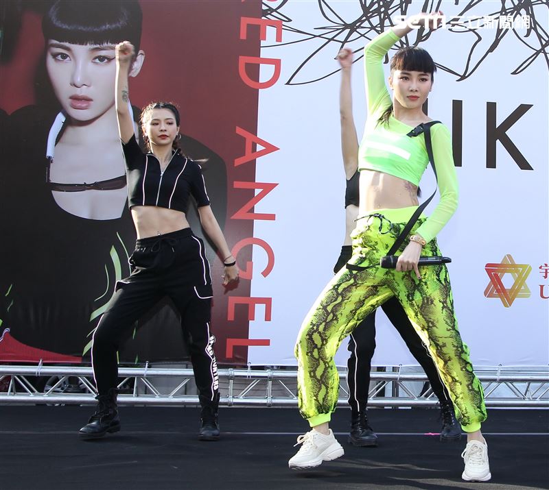 舒子晨首場EP簽唱會現場載歌載舞讓粉絲瘋狂。（記者邱榮吉/攝影）