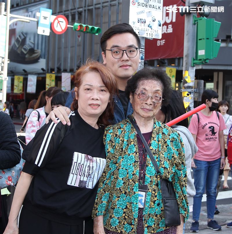 舒子晨首場EP簽唱會阿嬤、媽媽、弟弟到場加油打氣。（記者邱榮吉/攝影）