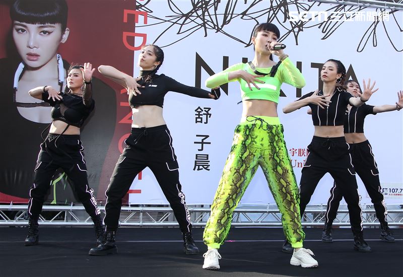 舒子晨首場EP簽唱會現場載歌載舞讓粉絲瘋狂。（記者邱榮吉/攝影）