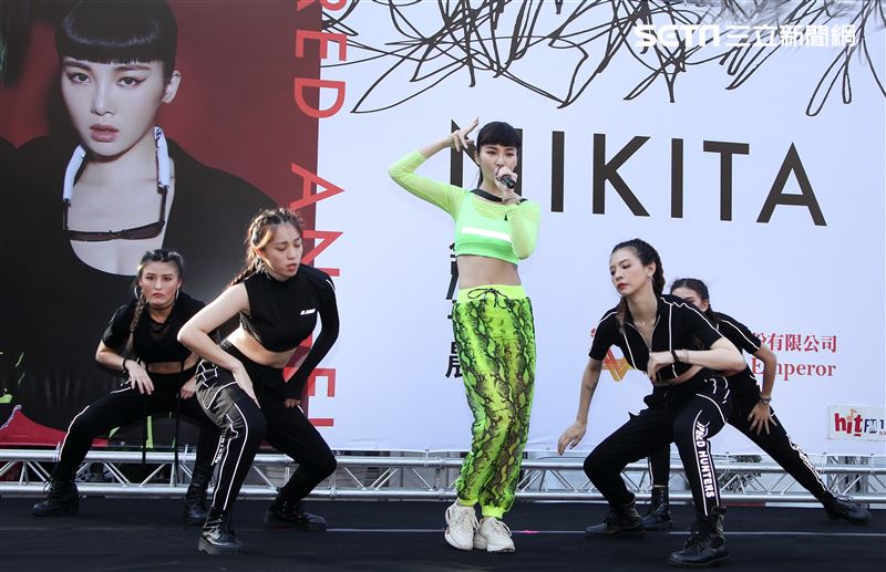 舒子晨首場EP簽唱會現場載歌載舞讓粉絲瘋狂。（記者邱榮吉/攝影）