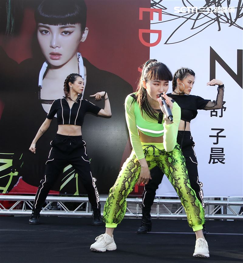 舒子晨首場EP簽唱會現場載歌載舞讓粉絲瘋狂。（記者邱榮吉/攝影）