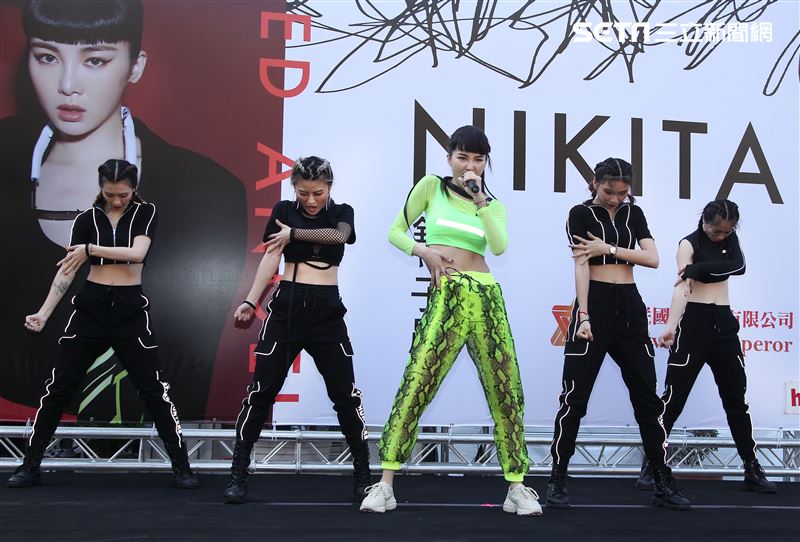 舒子晨首場EP簽唱會現場載歌載舞讓粉絲瘋狂。（記者邱榮吉/攝影）