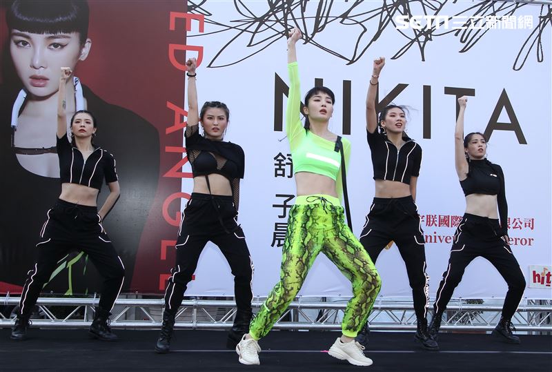 舒子晨首場EP簽唱會現場載歌載舞讓粉絲瘋狂。（記者邱榮吉/攝影）