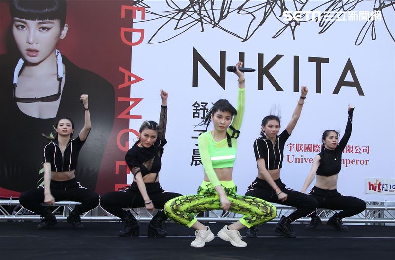 舒子晨首場EP簽唱會現場載歌載舞讓粉絲瘋狂。（記者邱榮吉/攝影）