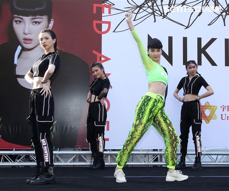 舒子晨首場EP簽唱會現場載歌載舞讓粉絲瘋狂。（記者邱榮吉/攝影）