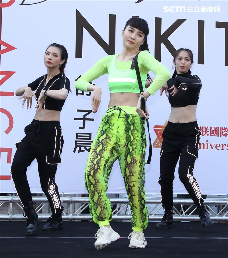 舒子晨首場EP簽唱會現場載歌載舞讓粉絲瘋狂。（記者邱榮吉/攝影）