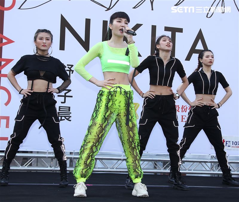 舒子晨首場EP簽唱會現場載歌載舞讓粉絲瘋狂。（記者邱榮吉/攝影）