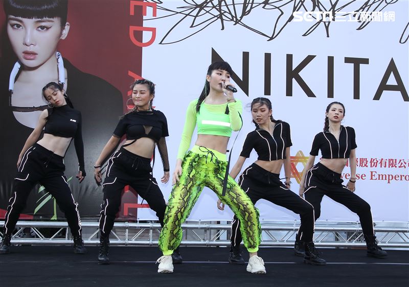 舒子晨首場EP簽唱會現場載歌載舞讓粉絲瘋狂。（記者邱榮吉/攝影）