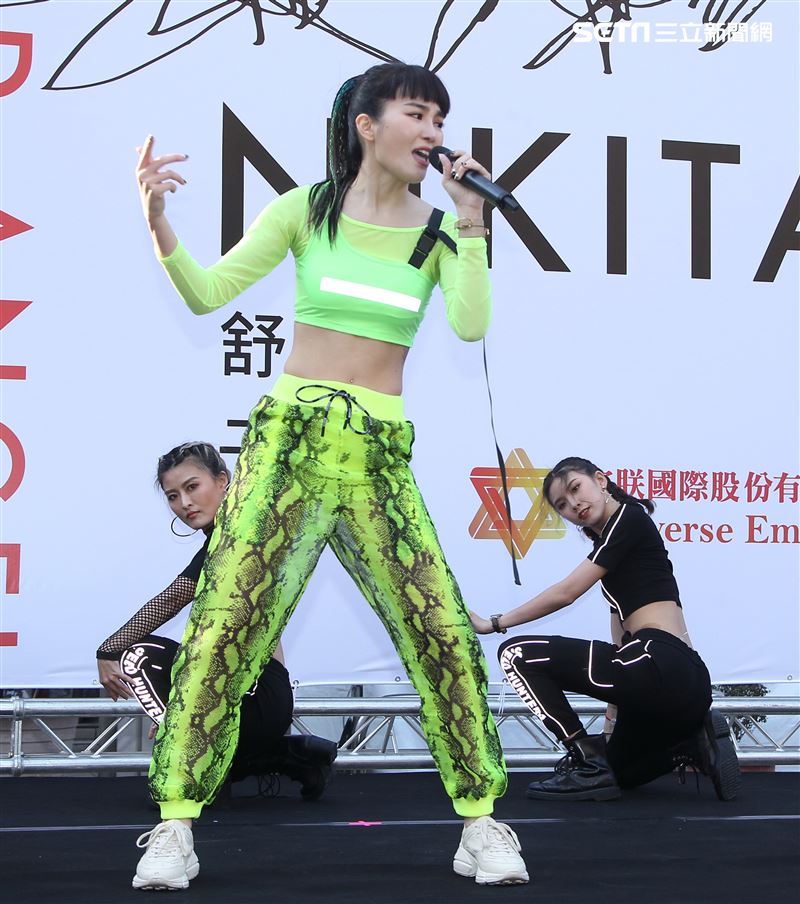 舒子晨首場EP簽唱會現場載歌載舞讓粉絲瘋狂。（記者邱榮吉/攝影）