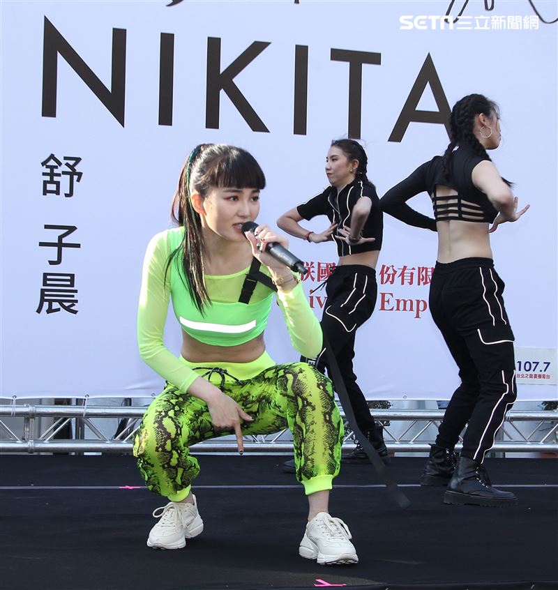 舒子晨首場EP簽唱會現場載歌載舞讓粉絲瘋狂。（記者邱榮吉/攝影）