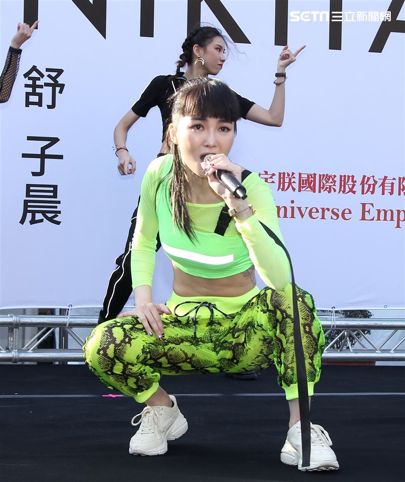 舒子晨首場EP簽唱會現場載歌載舞讓粉絲瘋狂。（記者邱榮吉/攝影）