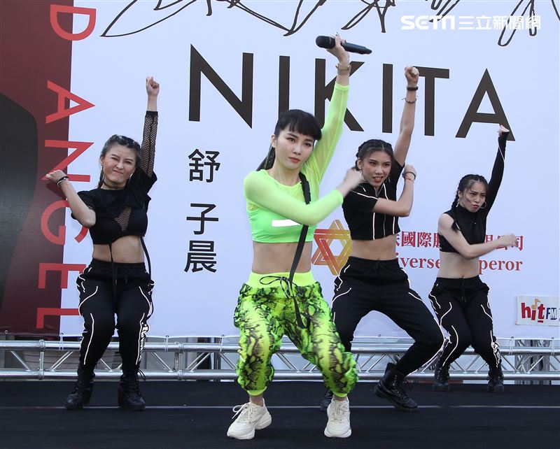 舒子晨首場EP簽唱會現場載歌載舞讓粉絲瘋狂。（記者邱榮吉/攝影）