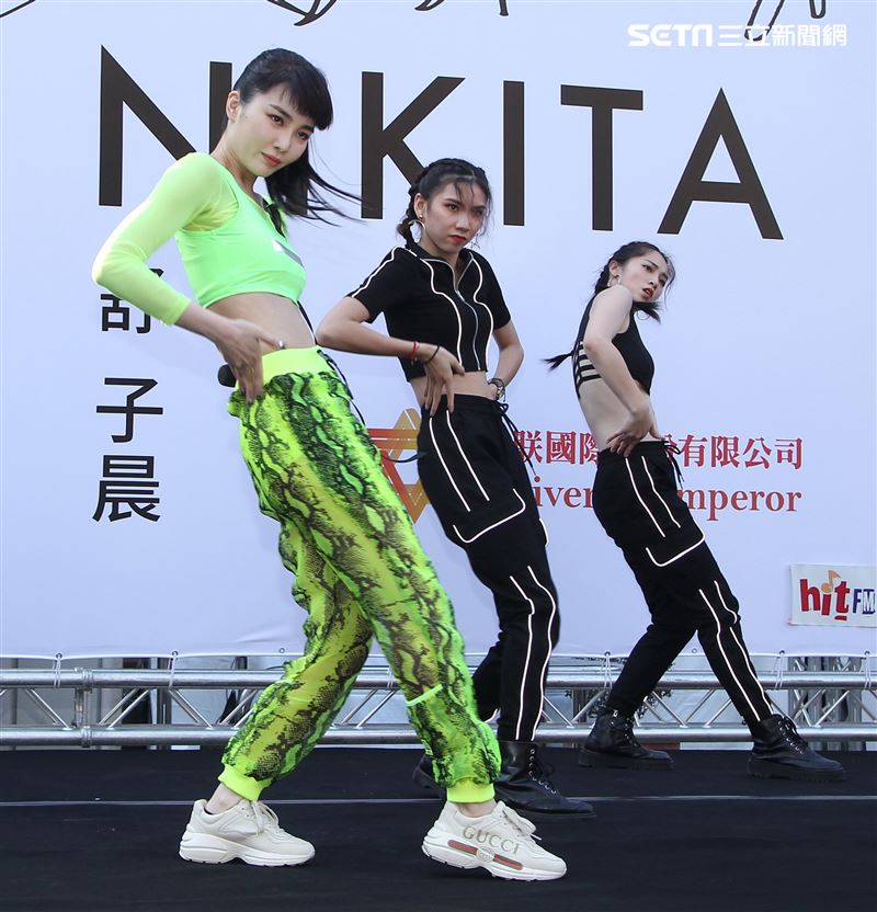 舒子晨首場EP簽唱會現場載歌載舞讓粉絲瘋狂。（記者邱榮吉/攝影）