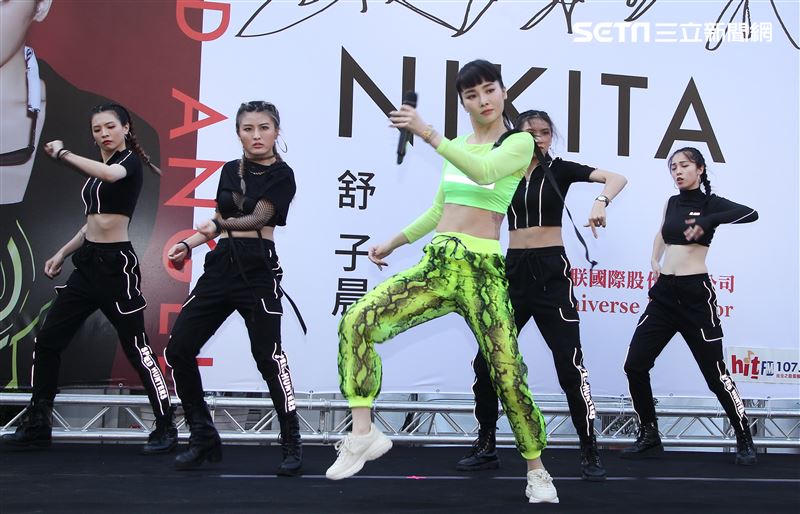 舒子晨首場EP簽唱會現場載歌載舞讓粉絲瘋狂。（記者邱榮吉/攝影）