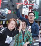 舒子晨首場EP簽唱會阿嬤、媽媽、弟弟到場加油打氣。（記者邱榮吉/攝影）