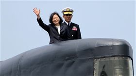 總統蔡英文在左營水星碼頭親自主持海軍106年敦睦遠航訓練支隊啟航歡送暨潛艦國造設計啟動輯合作備忘簽署儀式。（記者邱榮吉/左營拍攝）