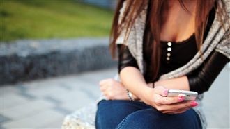 少年憂鬱上網時數越高！不到2成求助