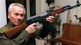 AK-47,設計,俄羅斯,英雄,Mikhail Kalashnikov,紀念,學習,兒童,組裝,活動, 圖／翻攝自推特