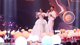 俄羅斯女高音歌手阿依達和男歌手阿雲嘎氣勢開場。（圖／翻攝自優酷直播）