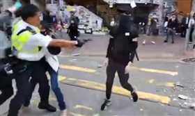 香港警察西灣河開實彈真槍　民眾中彈倒地／立場新聞