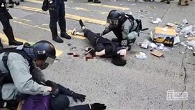 香港警察西灣河開實彈真槍　民眾中彈倒地（圖／翻攝自進擊新聞）