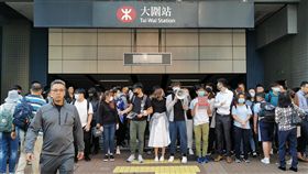 香港發起抗爭　交通癱瘓11日香港各區都有學生堵路和堵地鐵站。圖為新界大圍鐵路站被堵。中央社記者張謙香港攝  108年11月11日
