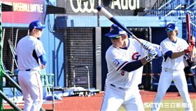 王柏融打擊練習。（資料照／記者王怡翔攝影）