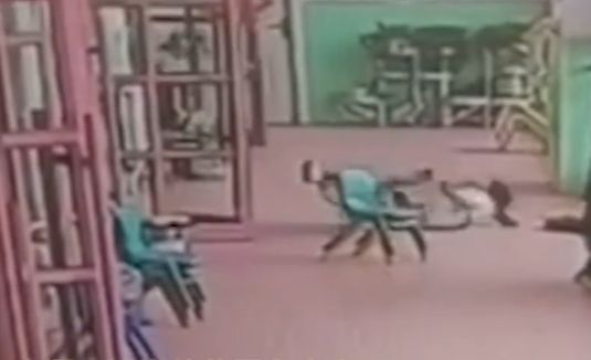 女兒遭踹飛！家長衝幼稚園賞老師巴掌