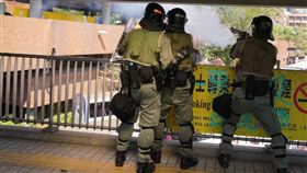 港警,反送中,香港理工大學,黑衣人,催淚彈（圖／翻攝自Tong_Shuo twitter）