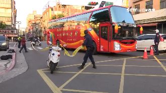遊覽車輾斃單車翁　司機：沒看到人…