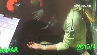 假問路真襲胸！女騎士遇夜襲摔車送醫