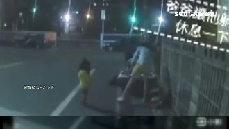 不滿紅線違停？父帶幼女放倒2輛機車