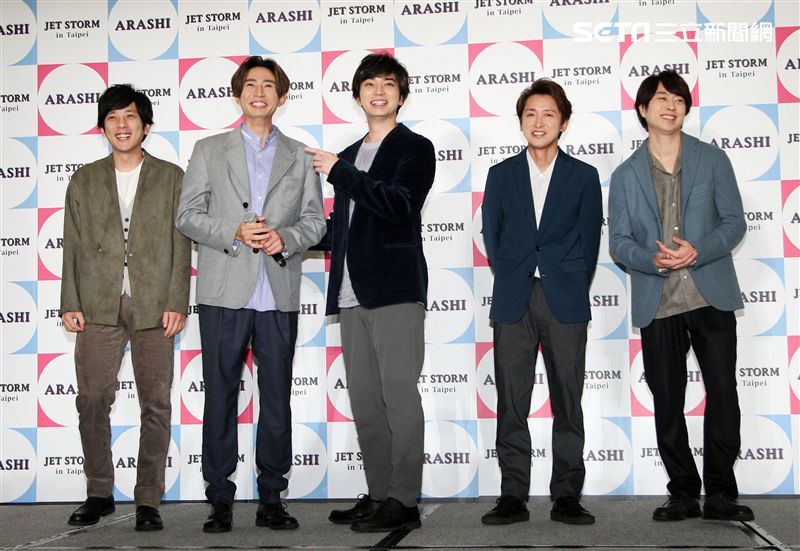 傑尼斯天團「ARASHI嵐」結束亞洲四地的JET STORM快閃之旅，在台灣舉辦記者會後，立刻前往松山機場搭乘專機回日本。（記者邱榮吉/攝影）