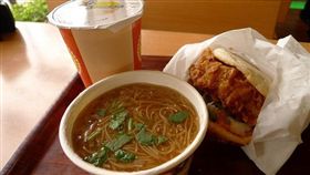 丹丹漢堡、炸雞、麵線羹、漢堡／flickr－PROBlowing Puffer Fish（https://flic.kr/p/9oRxhW）