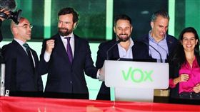 西班牙大選10日開票，極右派政黨民聲黨席次從24席暴增至52席，圖為民聲黨領導人阿巴斯卡爾（左3）率黨員在總部發表勝選演講。（圖取自twitter.com/ivanedlm）
