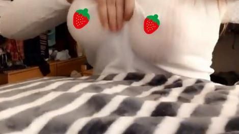 正妹白衣透視…「雪乳2黑點」全曝光