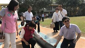 南投縣草屯鎮北投國小跑道破損及掀開，民進黨立委蔡培慧（前左2）11日邀立法院教育及文化委員會舉行座談會及現勘，民進黨立委李麗芬（前左）等人出席，實地查看北投國小跑道現況。（蔡培慧辦公室提供）中央社記者蕭博陽南投縣傳真　108年11月11日