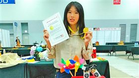 台北城市科技大學學生黃詠琪為祖父研發的古早味零嘴外包裝注入時尚概念，作品獲「2019 Artisan Festival韓國國際技能人大賽」金牌。（城市科大提供）中央社記者許秩維傳真　108年11月11日