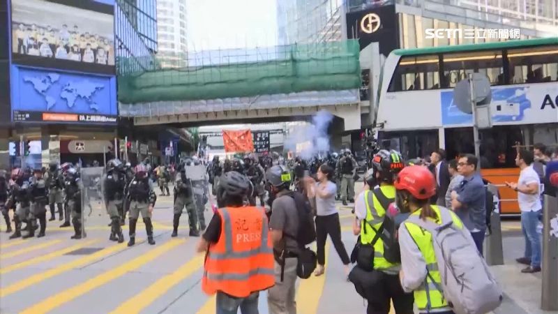 中環街頭警民對峙！警再放催淚彈驅離