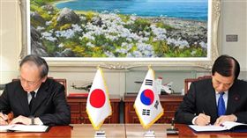 
南韓青瓦台國家安保室長鄭義溶10日指出，日本政府先解除出口限制措施，南韓政府才能重新考慮續簽「韓日軍事情報機密保護協定」。圖為2016年11月日本南韓簽訂GSOMIA。（韓聯社提供）