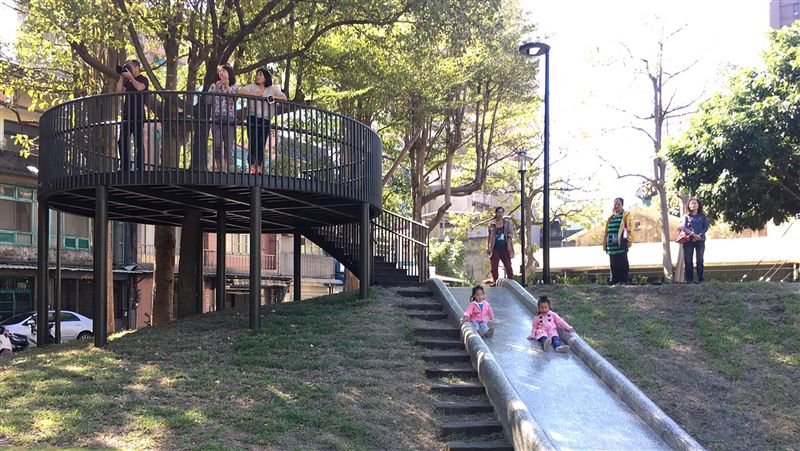 長和公園改造完成　百年老樹化身客廳