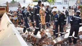 印度,新人,結婚,賓客,裝潢,施工,治療,牆,倒塌,儀式,瓦礫,意外,　圖／翻攝自推特