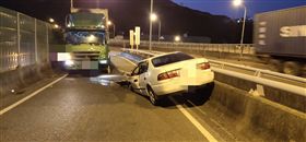 基隆.聯結車,路況不熟,逆向,引道,1死1重傷