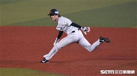 12強日本隊周東佑京盜壘跑回分數。（圖／記者王怡翔攝影）