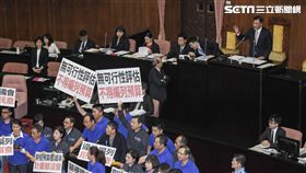 立法院第二次臨時會，全院委員談話會，國民黨立委霸佔發言台杯葛法案審查　圖／記者林敬旻攝